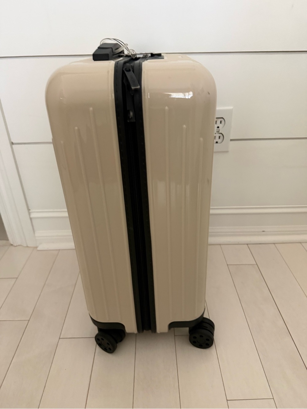 Rimowa essential lite carry on luggage - Picture 4 of 7